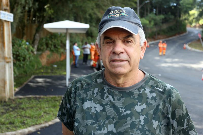 Obra de implantação de rotatória na Rua Orlando Peruci, no Botiatuvinha. 
Na imagem, Mário Gapski
Curitiba,30/03/2022.
Foto: Luiz Costa/ SMCS