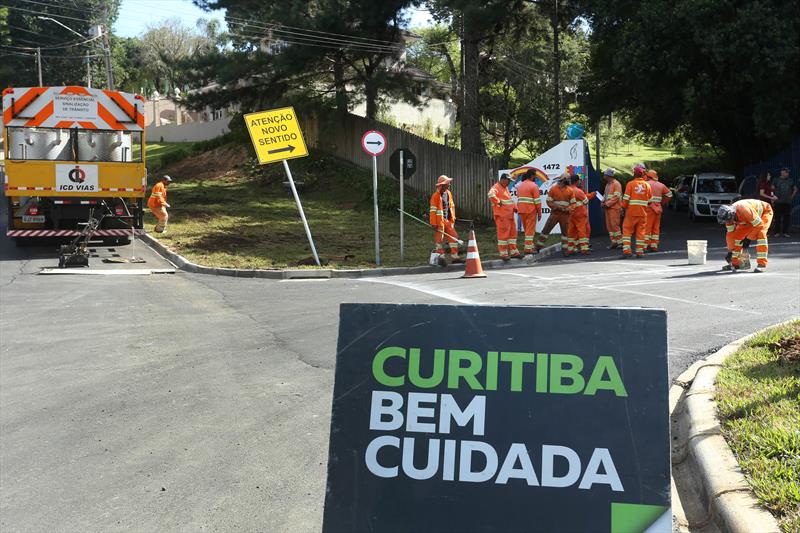 Obra de implantação de rotatória na Rua Orlando Peruci, no Botiatuvinha. 
Curitiba,30/03/2022.
Foto: Luiz Costa/ SMCS