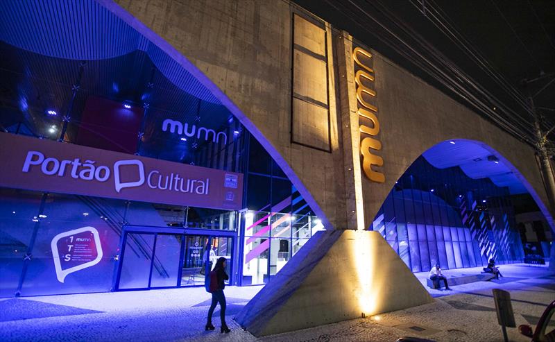 Nova iluminação cênica na fachada do prédio do MUMA - Portão Cultural, no bairro do Portão - Curitiba, 04/04/2022 - Foto: Daniel Castellano / SMCS
