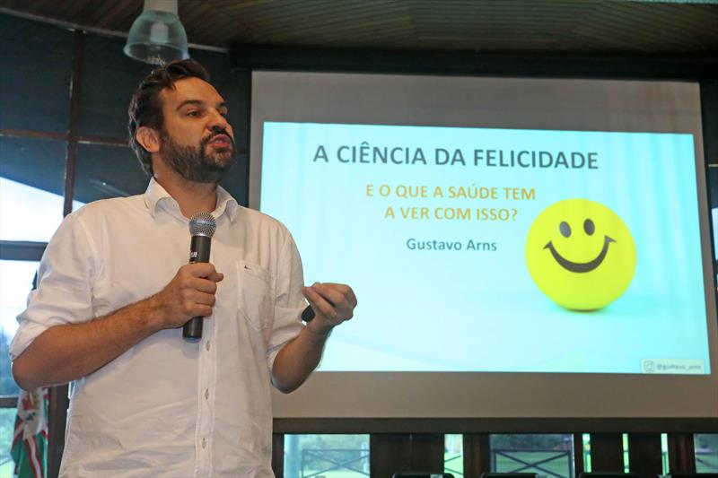 Plenária da SMS no salão de atos do Barigui. Na imagem: O palestrante Gustavo Arns, idealizador do congresso internacional de Felicidade.
Curitiba,06/04/2022.
Foto:Luiz Costa/ SMCS.
