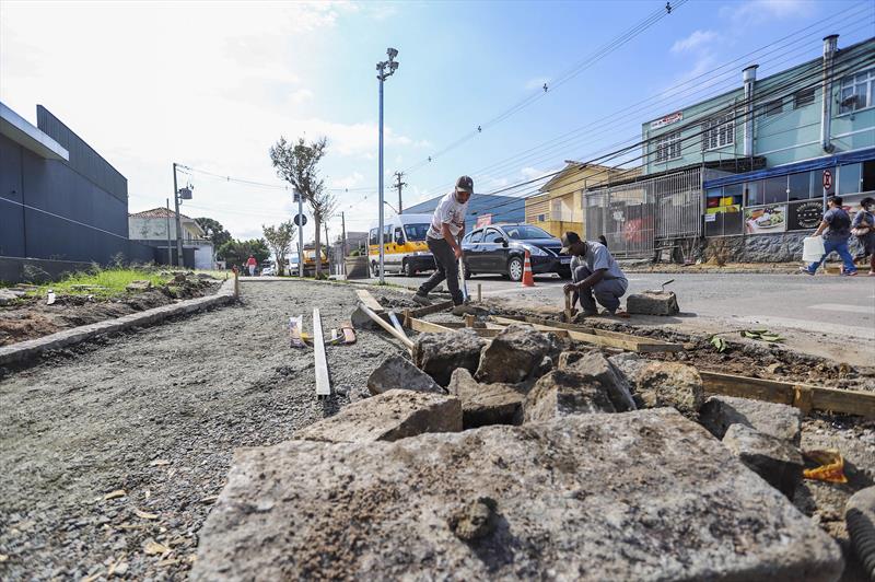 Obras do programa Caminhar Melhor nas ruas da cidade. Na imagem canteiro de obras nas calçadas da Rua João Parolin no Bairro Prado Velho - Curitiba, 06/04/2022 - Foto: Daniel Castellano / SMCS