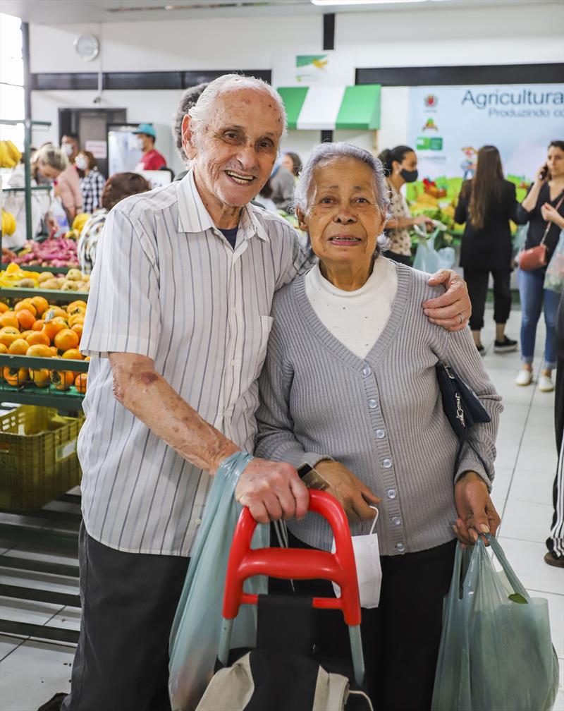 Eunice Fernandes
 e Amilton Fernandes fazem suas compras no sacolão Santa Cândida que agora oferece alimentos da Agricultura familiar - Curitiba, 13/04/2022 - Foto: Daniel Castellano / SMCS