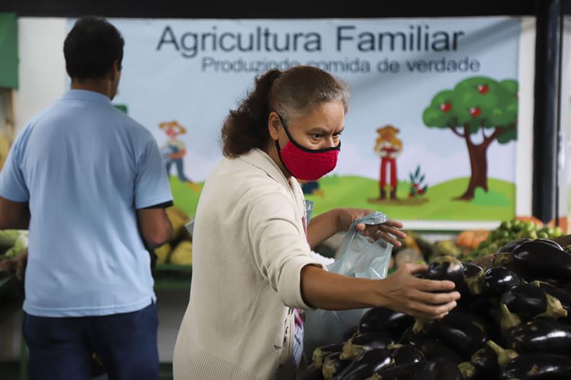 Sacolão Santa Cândida que agora oferece alimentos da Agricultura familiar - Curitiba, 13/04/2022 - Foto: Daniel Castellano / SMCS