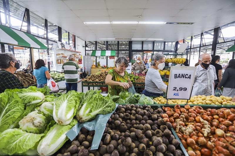 Sacolão Santa Cândida que agora oferece alimentos da Agricultura familiar - Curitiba, 13/04/2022 - Foto: Daniel Castellano / SMCS