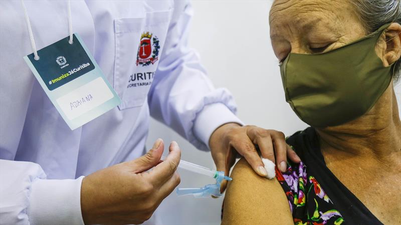 A partir desta terça-feira (19/4), a Secretaria da Saúde amplia os locais de atendimento para a vacinação contra influenza e aplicação da quarta dose anticovid. Foto: Pedro Ribas/SMCS