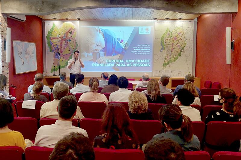 O vice-prefeito Eduardo Pimentel destacou o caráter inovador de projetos e intervenções de da Prefeitura de Curitiba na 64ª Reunião do Conselho da Cidade. Foto: Fabio Decolin