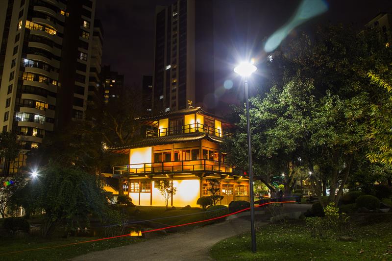 Casa da Cultura Japonesa, na Praça do Japão, com iluminação para o Maio Amarelo. Foto: Pedro Ribas/SMCS