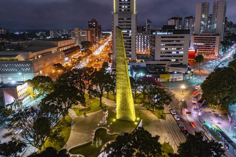Praça 19 de Dezembro com iluminação para o Maio Amarelo. Foto: Daniel Castellano/SMCS