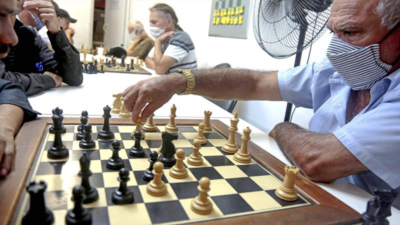 Revitalizado, Clube de Xadrez de Curitiba ganha tabuleiro