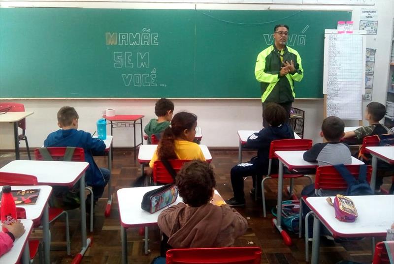 Ação educativa da campanha Maio Amarelo, na Escola Municipal Professora Maria Marli Piovesan, no Uberaba. Curitiba, 04/05/2022. Foto: Divulgação