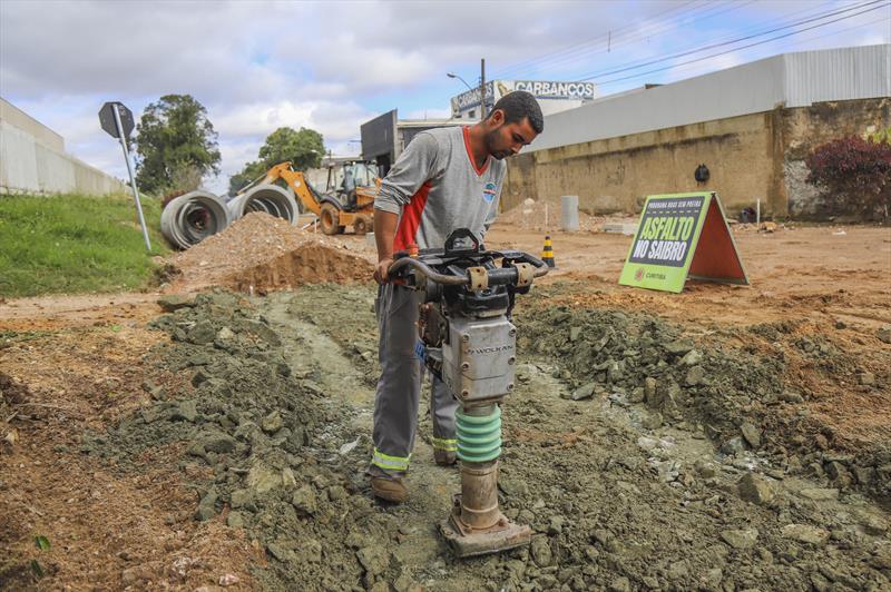 Obras do Programa Asfalto sobre saibro nas Ruas Antônio Simões Cardoso esquina com Rua Américo Firmino de Toledo no bairro Uberaba - Curitiba, 05/05/2022 - Foto: Daniel Castellano / SMCS