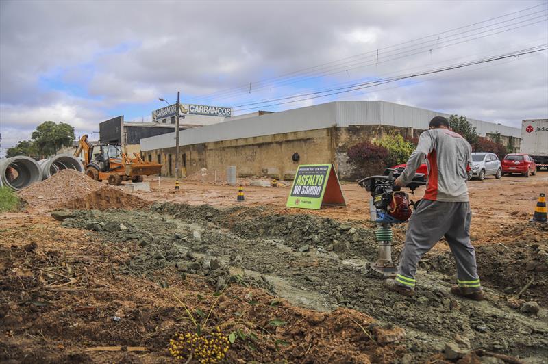 Obras do Programa Asfalto sobre saibro nas Ruas Antônio Simões Cardoso esquina com Rua Américo Firmino de Toledo no bairro Uberaba - Curitiba, 05/05/2022 - Foto: Daniel Castellano / SMCS