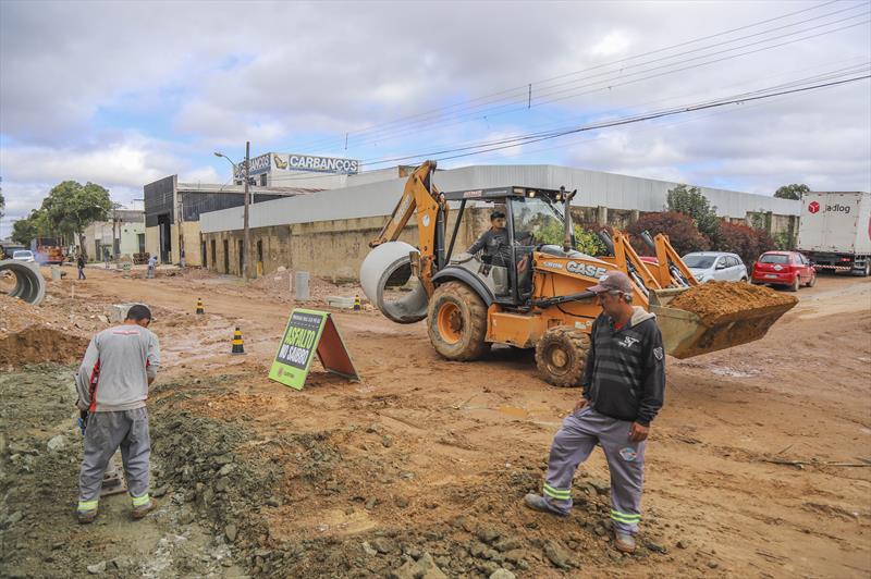 Obras do Programa Asfalto sobre saibro nas Ruas Antônio Simões Cardoso esquina com Rua Américo Firmino de Toledo no bairro Uberaba - Curitiba, 05/05/2022 - Foto: Daniel Castellano / SMCS