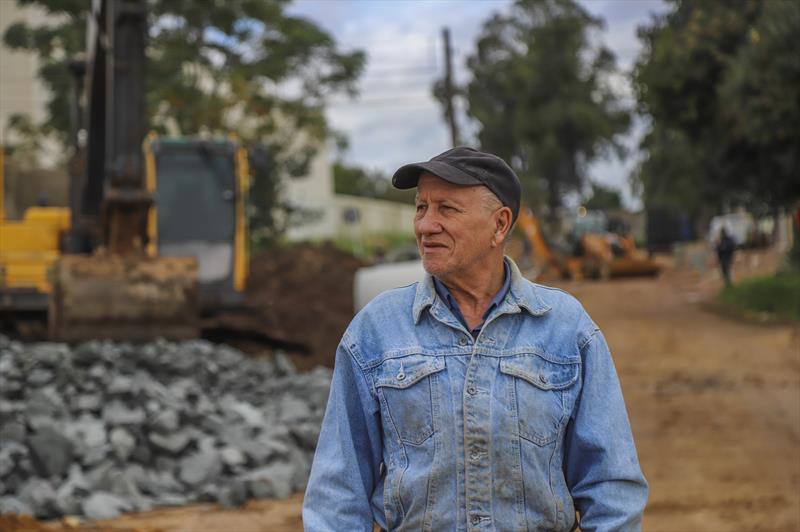 Obras do Programa Asfalto sobre saibro nas Ruas Antônio Simões Cardoso esquina com Rua Américo Firmino de Toledo no bairro Uberaba. Na imagem Lauro Marafigio da Silva - Curitiba, 05/05/2022 - Foto: Daniel Castellano / SMCS