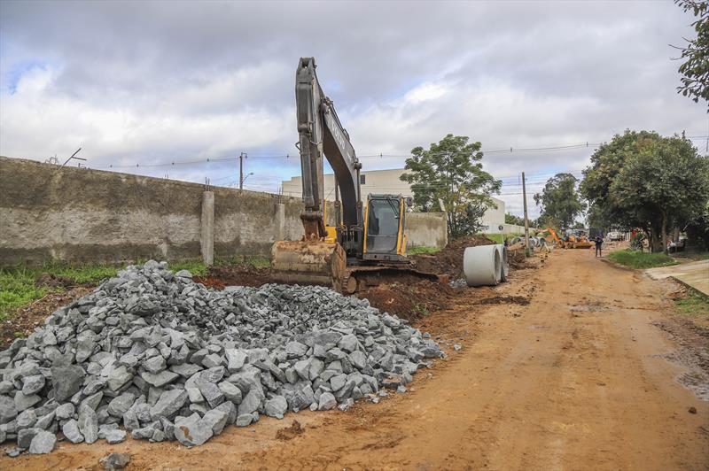 Obras do Programa Asfalto sobre saibro nas Ruas Antônio Simões Cardoso esquina com Rua Américo Firmino de Toledo no bairro Uberaba - Curitiba, 05/05/2022 - Foto: Daniel Castellano / SMCS