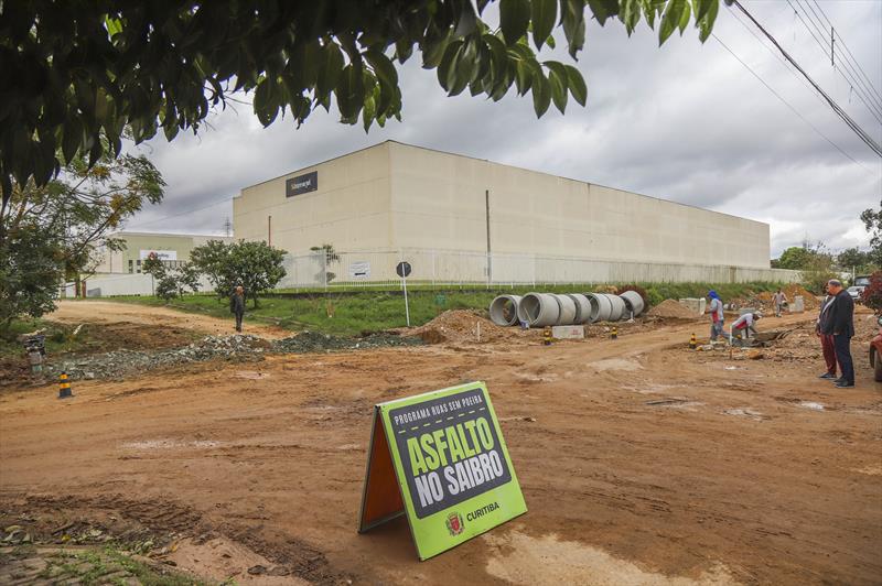 Obras do Programa Asfalto sobre saibro nas Ruas Antônio Simões Cardoso esquina com Rua Américo Firmino de Toledo no bairro Uberaba - Curitiba, 05/05/2022 - Foto: Daniel Castellano / SMCS
