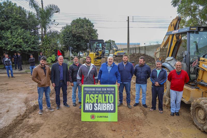 Prefeito Rafael Greca vistoria obras do Programa Asfalto sobre saibro nas Ruas Antônio Simões Cardoso esquina com Rua Américo Firmino de Toledo no bairro Uberaba - Curitiba, 05/05/2022 - Foto: Daniel Castellano / SMCS