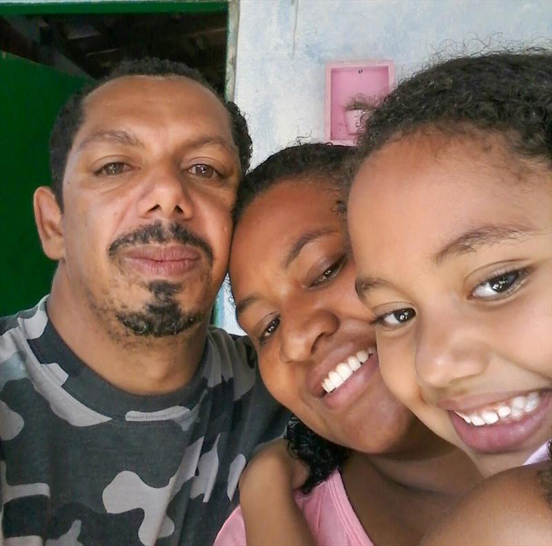 Projeto habitacional no Fazendinha entra na reta final.
- Na imagem, Robélio dos Santos com Elaine e sua filha.
Foto: Rafael Silva/Cohab