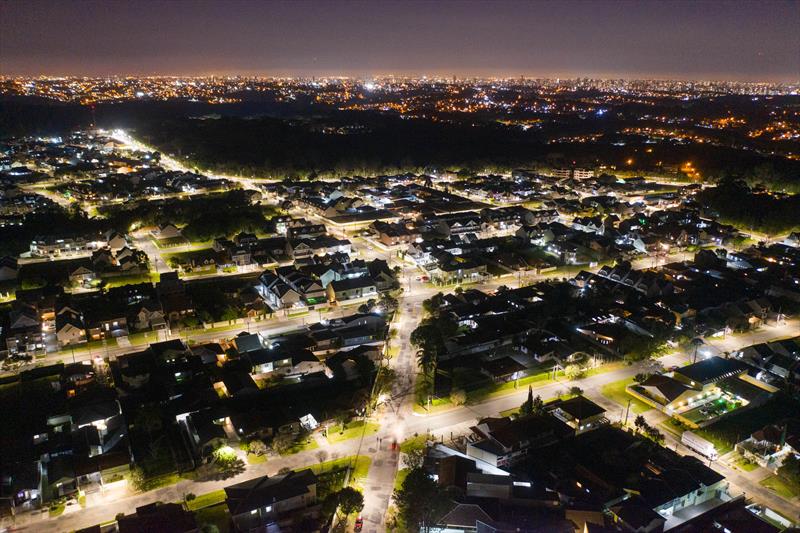 Curitiba já conta com 50% do parque de iluminação pública modernizado.- Na imagem altura da Rua Fernando Corrêa de Azevedo. - Foto: Daniel Castellano / SMCS
