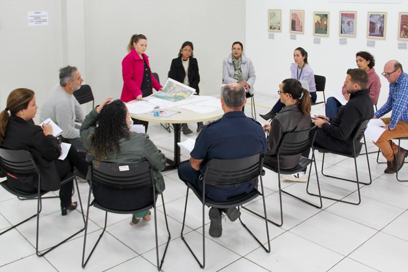 Técnicos da prefeitura realizam reunião intersetorial para definir estratégias para projeto habitacional no Atuba.
Curitiba, 06/05/2022.
Foto: Eduardo Amatuzzi