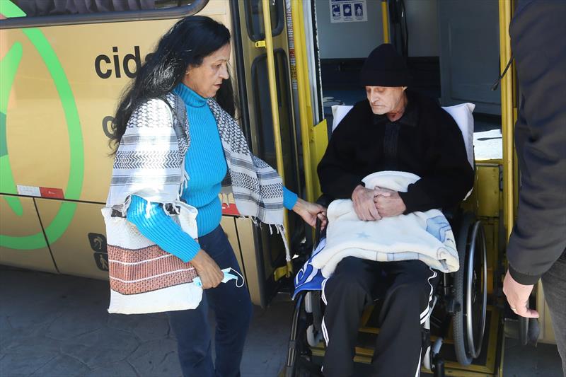 Serviço de transporte acessível do departamento dos direitos da pessoas com deficiência.
Na imagem, cadeirante Jair Estevão e Alzira Antunes da Silva Oliveira.
Curitiba,12/05/2022.
Foto: Luiz Costa/ SMCS.