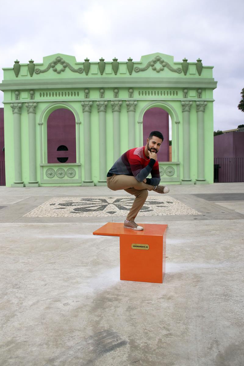 O complexo cultural da Prefeitura de Curitiba dedicado à arte paranista completa um ano neste sábado (14/5) e de presente o público ganhou a nova instalação interativa Monumente-se, do artista visual Tom Lisboa