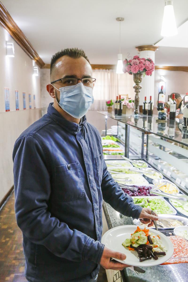 Para almoçar durante a semana, André Felipe Zílio da Silva encontrou um restaurante próximo de seu trabalho que oferece alimentos diversificados e seguros para celíacos. Curitiba, 04/05/2022. Foto: Pedro Ribas/SMCS