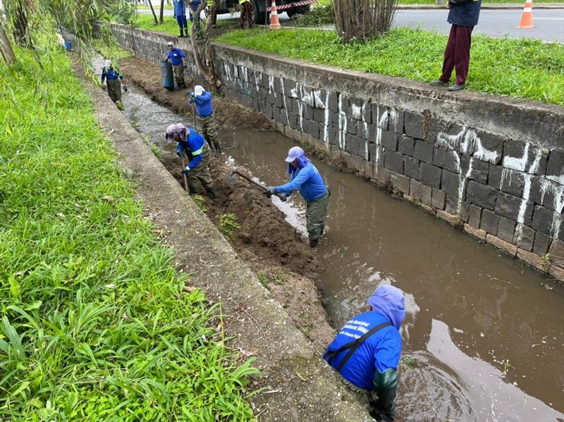 Ação de limpeza retira seis toneladas do Córrego do Bigorrilho. Fotos: Divulgação.
