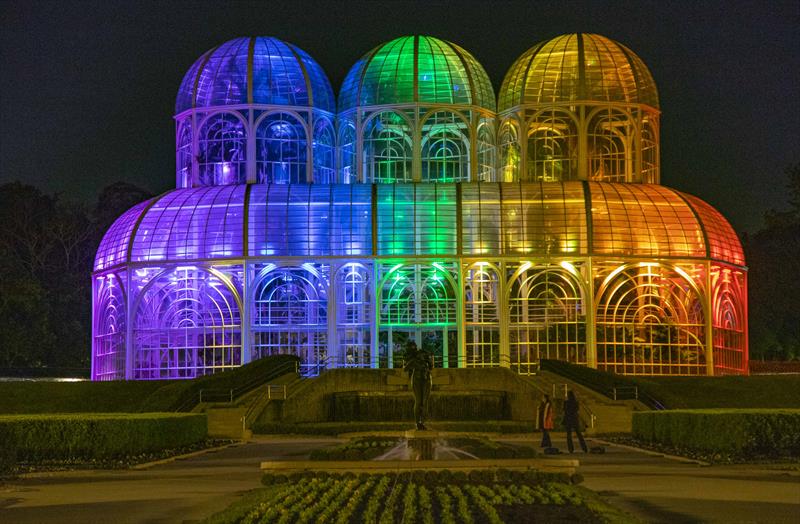 Estufa do Jardim Botânico iluminada com as cores de apoio a causa do dia Nacional de Combate a LGBTI Fobia, - Curitiba, 17/05/2022 - Foto: Daniel Castellano / SMCS
