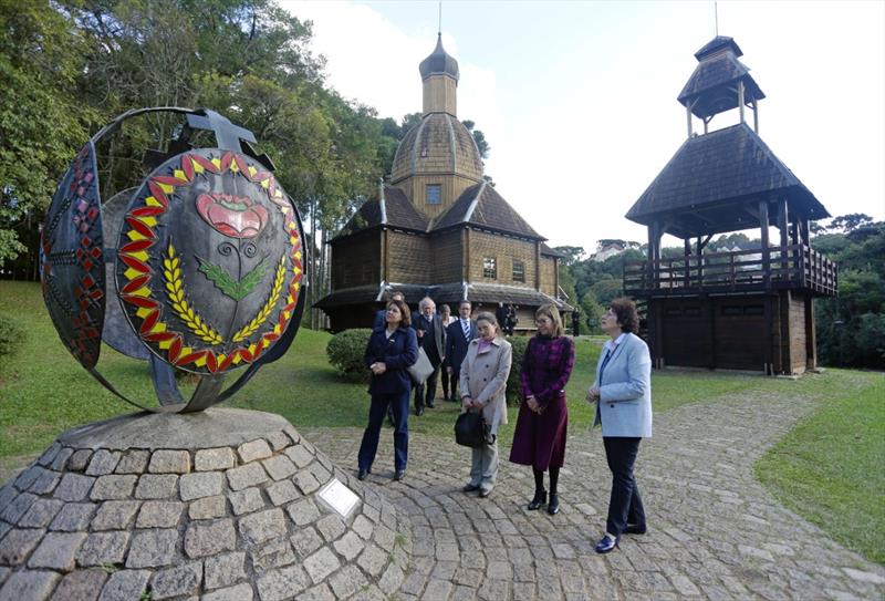 A embaixadora francesa no Brasil, Brigitte Collet, acompanhada da presidente da FCC, Ana Cristina de Castro, visita o Memorial Ucraniano no Parque Tingui. Foto: Cido Marques