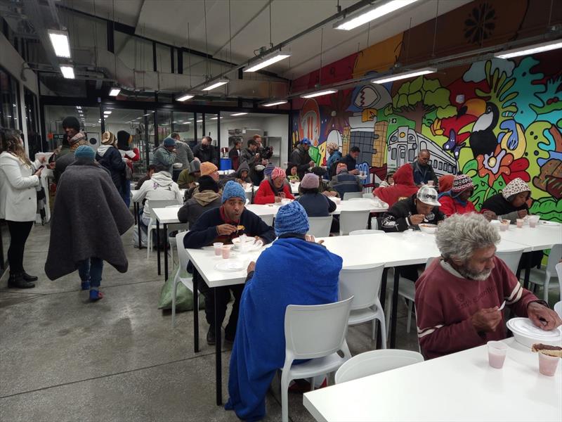 Mesa Solidária tem refeições mais quentes para afastar o frio.
Foto: Divulgação