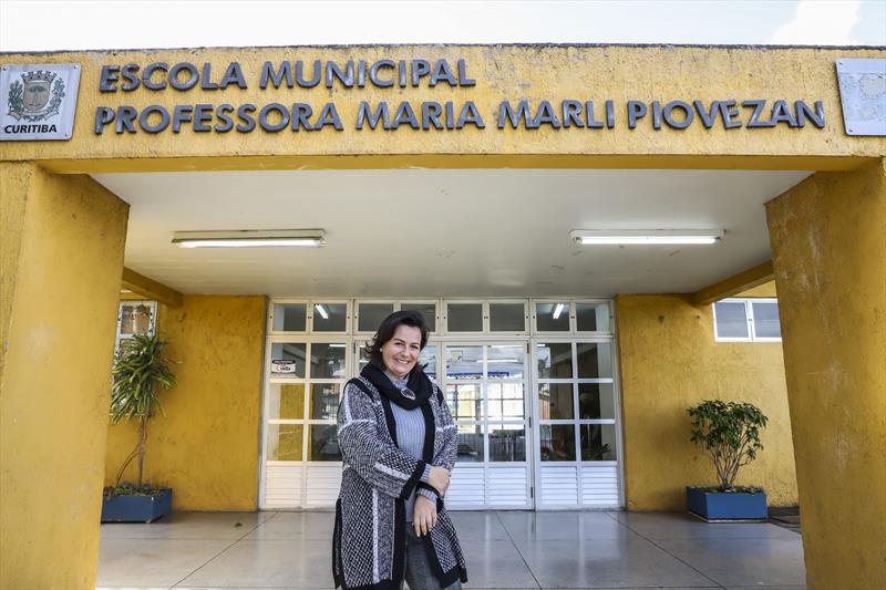 A professora Lisiane Gastaldim, pedagoga da Escola Maria Marli Piovezan, no Cajuru, atua na rede municipal de ensino desde 1999. Curitiba, 19/05/2022. Foto: Hully Paiva/SMCS