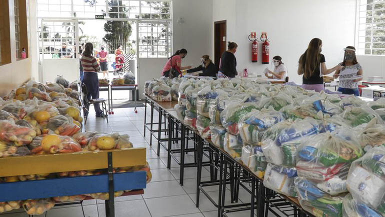 A criação da TV Escola Curitiba, para transmitir os conteúdos escolares, assim como o fornecimento dos kits de alimentação escolar e pedagógicos no ensino remoto foram muito importantes para alcançar esse resultado. Foto: Ricardo Marajó/SMCS (arquivo)