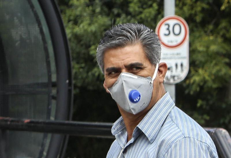Curitiba volta a recomendar o uso de máscaras faciais para locais fechados ou ambientes abertos grande fluxo de pessoas. 
Foto: Luiz Costa/SMCS