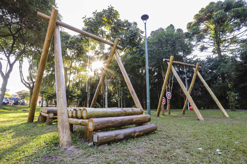 Praça da Alemanha ao lado do Rio Tarumã no bairro Jardim Social ganha parquinho feito de troncos para as crianças. - Curitiba, 20/05/2022 - Foto: Daniel Castellano / SMCS