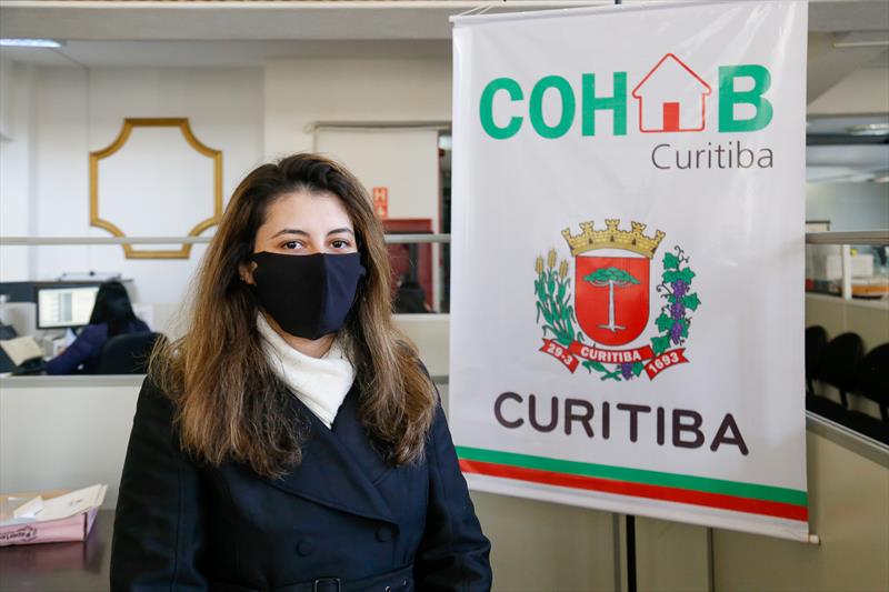 Inscritos na fila da Cohab Curitiba, compareceram na sede da companhia para assinar contratos de aquisição. Na imagem, Deisy.
Curitiba, 23/05/2022. 
Foto: Rafael Silva