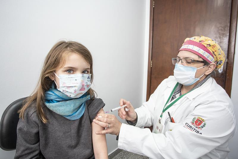 Pais levam filhos para tomar vacina contra a gripe na Unidade de Saúde Vila Feliz. Na imagem: Rafaela Rozendo Bortoli, sete anos. Curitiba, 24/05/2022. Foto: Ricardo Marajó/SMCS