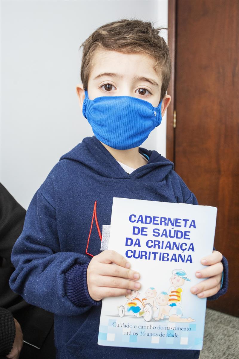 Pais levam filhos para tomar vacina contra a gripe na Unidade de Saúde Vila Feliz. Na imagem: Samuel Oliveira dos Santos, seis anos. Curitiba, 24/05/2022. Foto: Ricardo Marajó/SMCS  