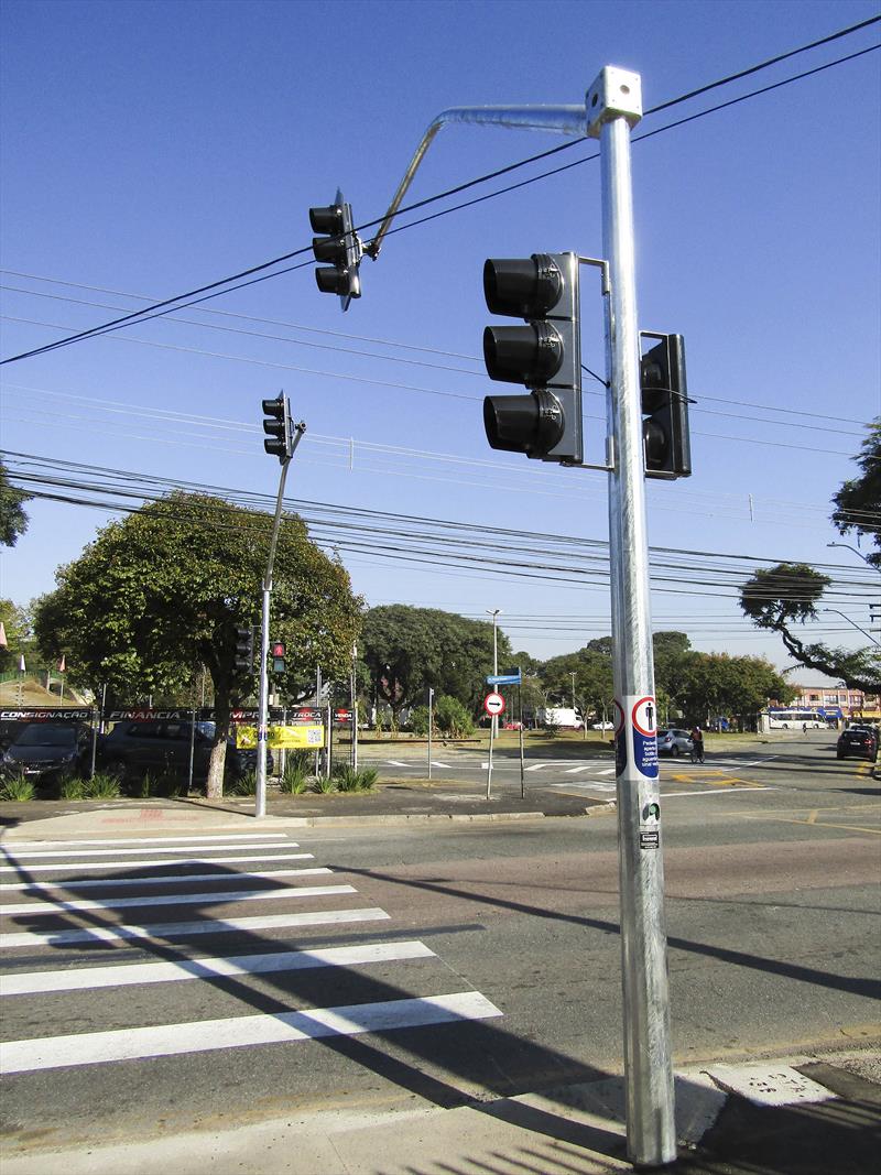Semáforos deixam a travessia mais segura em vias rápidas do Hauer