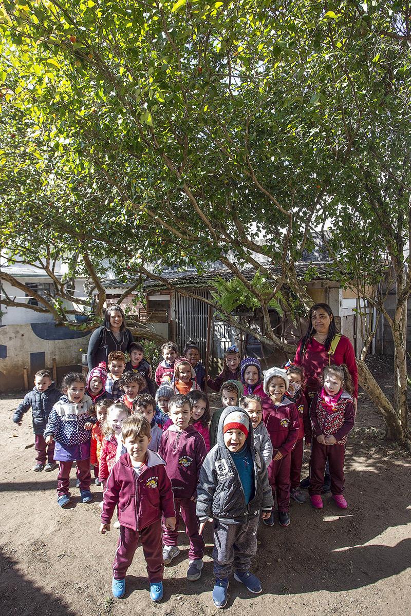 As crianças do Centro de Educação Infantil Dona Nenê, no Xaxim, têm um motivo especial para estar no quintal da escola. Curitiba, 24/05/2022. Foto: Ricardo Marajó/SMCS