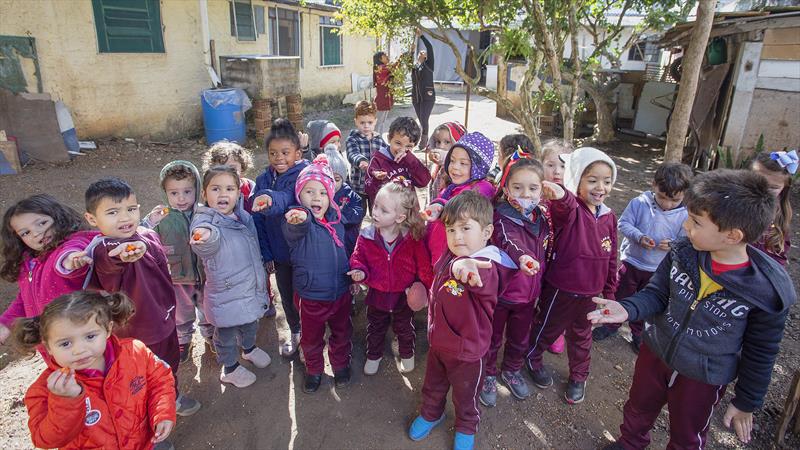 As crianças do Centro de Educação Infantil Dona Nenê, no Xaxim, têm um motivo especial para estar no quintal da escola. Curitiba, 24/05/2022. Foto: Ricardo Marajó/SMCS