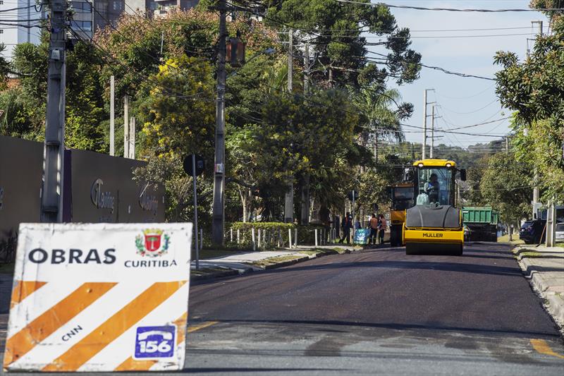 Obras de de pavimentação asfáltica da Rua João Américo de Oliveira. Curitiba, 27/05/2022. Foto: Ricardo Marajó/SMCS