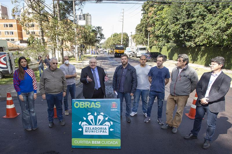 Prefeito Rafael Greca vistoria obras de asfalto na Rua João Américo de Oliveira. Curitiba, 27/05/2022. Foto: Ricardo Marajó/SMCS