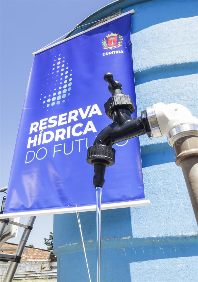 Abastecimento da caixa de água da Vila Coqueiros, no Sítio Cercado pelo programa Reserva Hídrica do Futuro. Curitiba, 17/02/2021. Foto: Pedro Ribas/SMCS