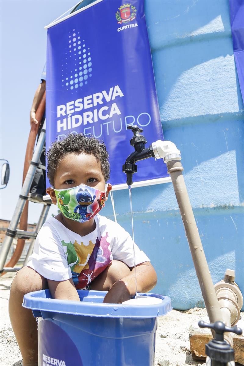 Abastecimento da caixa de água da Vila Coqueiros, no Sítio Cercado pelo programa Reserva Hídrica do Futuro. Curitiba, 17/02/2021. Foto: Pedro Ribas/SMCS