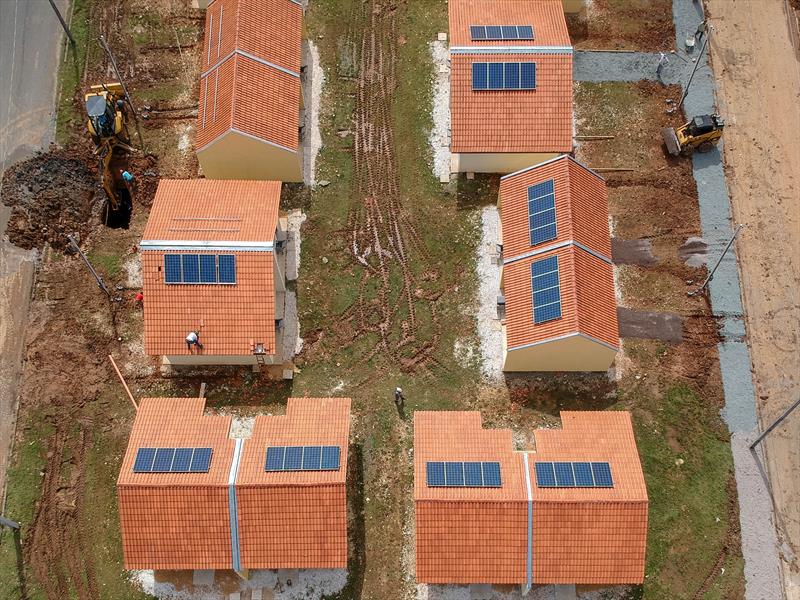 O Conjunto Moradias Faxinal, no bairro Santa Cândida, é o primeiro conjunto da Cohab Curitiba a receber kits de energia solar fotovoltaica.
Foto: Rafael Silva
