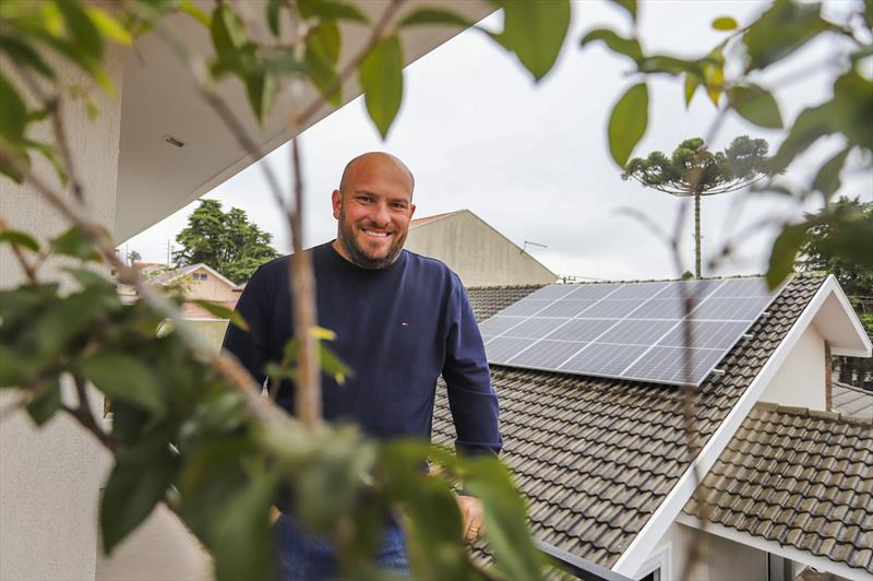 Fernando Kayser investiu em geração de energia solar instalando paineis fotovoltaicos no telhado de sua residência - Curitiba, 31/05/2022 - Foto: Daniel Castellano / SMCS