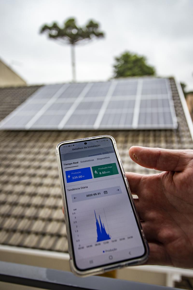 Fernando Kayser investiu em geração de energia solar instalando paineis fotovoltaicos no telhado de sua residência - Curitiba, 31/05/2022 - Foto: Daniel Castellano / SMCS