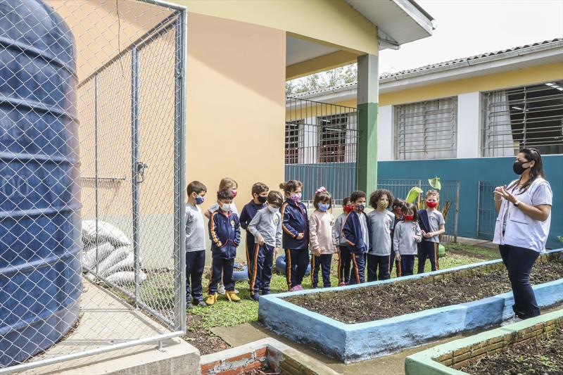 O uso consciente dos recursos hídricos também é tema recorrente nas salas de aula. Na Escola Mirazinha Braga (bairro Mercês), uma cisterna ensina sobre economia e reaproveitamento de água. Foto: Hully Paiva/SMCS