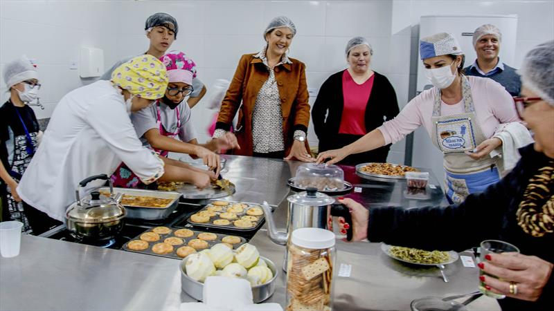 Nas aulas do projeto Mãos na Massa, de economia doméstica, os participantes não jogam fora bagaço de milho, por exemplo, ele vira ingrediente para um bolo bem quentinho.
Foto: Levy Ferreira/SMCS